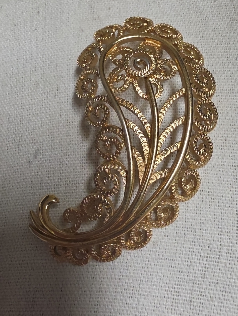 Vintage Monet Mid Century Modern Paisley Plume Floral Scrollwork Brooch - Picture 2 of 5